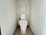 トイレ：リフォームによりトイレを新調。毎日快適にお使いいただけるよう、清潔感のある空間に仕上がります。