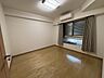 その他：【洋室/約6.5帖】北西側に窓が設けられています。