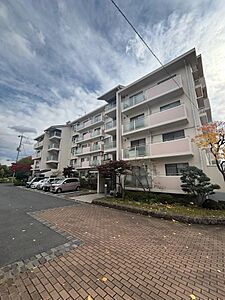 外観:【津々山台第二 5号棟】2021年1月にリフォーム済みの3LDK。 外観:【津々山台第二 5号棟】2021年1月にリフォーム済みの3LDK。
