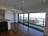 リビング/ダイニング：LDKは全面がバルコニーに面しており、室内からの眺望も良好です♪