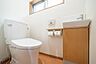 その他：清潔感のあるホワイトと温もりのある木目を基調としたトイレ空間。小窓から光が差し込み、明るく快適な時間を提供します。収納力のある手洗いカウンターも魅力的。