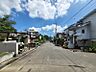 外観：青空が広がる穏やかな住環境。広々とした道路は通行もしやすく、日々の暮らしにゆとりをもたらします。