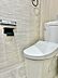 トイレ：清潔感のあるトイレは、日々の暮らしを快適にします。落ち着いた色合いの壁紙が、リラックスできる空間を演出します。