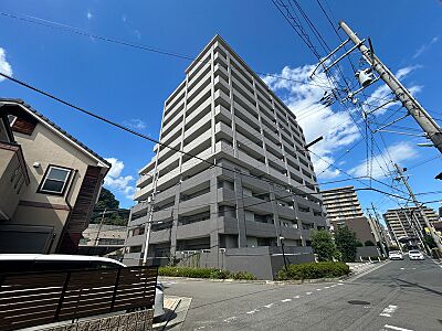 外観:青空が広がる閑静な住宅街に佇むマンション。周囲には戸建て住宅が点在し、落ち着いた住環境が魅力です。 外観:青空が広がる閑静な住宅街に佇むマンション。周囲には戸建て住宅が点在し、落ち着いた住環境が魅力です。