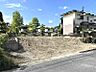 外観：南側に建物があり、日当たりにも期待できる宅地です。周辺は閑静な住宅街で落ち着いた暮らしを叶えます。