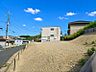 外観：青空が広がる閑静な住宅街の一画に、新しい暮らしを育む更地がございます。建物の配置計画や庭造りなど、住まいづくりの夢が膨らむ立地です。