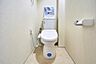 トイレ：・2017年交換済・清潔感あふれるトイレは、日々の暮らしを快適に。温水洗浄便座付きで、機能性にも配慮しています。