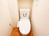 トイレ：・トイレ交換（2017年4月施工）・温水洗浄便座付きトイレは、日々の暮らしに快適さをもたらします。清潔感のある空間で、リラックスしたひとときをお過ごしください。