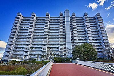 外観:・神戸電鉄公園都市線「フラワータウン」駅徒歩3分・開放感のある空と調和する、堂々とした佇まいのマンション。整備されたアプローチが、日々の暮らしにゆとりを演出します。 外観:・神戸電鉄公園都市線「フラワータウン」駅徒歩3分・開放感のある空と調和する、堂々とした佇まいのマンション。整備されたアプローチが、日々の暮らしにゆとりを演出します。
