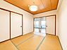 その他：温もりある木目天井と畳の空間が、心落ち着くひとときを演出します。襖を開ければ、光溢れるリビングへつながり、開放感も楽しめます。