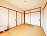 その他：畳の香りに包まれる和室。押入れ収納も充実しており、ゆったりとくつろげる空間です。