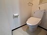 トイレ：清潔感のあるトイレ空間。シンプルで使いやすく、毎日快適にご利用いただけます。