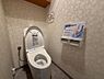 トイレ：清潔感のある落ち着いた空間。収納棚付きで、トイレットペーパーや掃除用品もすっきり収納できます。