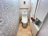 トイレ：トイレも清潔感のある色合いのクロスを採用されています！