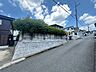 外観：閑静な住宅街の一角。青い空が広がる晴れた日に撮影された、現地周辺の様子です。