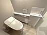 トイレ：白を基調としたトイレは、扉が開くと全自動で蓋が開閉するタイプです。