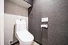 トイレ：白を基調とした清潔感のあるトイレに、グレーのアクセントクロスを採用。