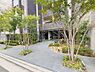 エントランス：緑あふれる植栽に囲まれたエントランス。オートロック付きでセキュリティ面も安心です。
