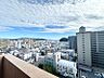 その他：広がる街並みと遠くの海や山々を望む眺望。開放的な空と風景が、日々の暮らしに彩りを添えます。