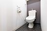 トイレ：白を基調とした清潔感のあるトイレに、グレーのアクセントクロスを採用。
