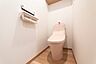 トイレ：清潔感あふれるトイレは、柔らかな色合いの壁とフローリングで心地よい空間を演出。落ち着いた雰囲気で毎日を快適に。