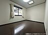 その他：◆落ち着いた色のフローリングと天井窓が、お部屋全体を温かみのある空間を演出してくれます。