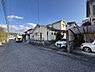 その他：閑静な住宅街に佇む、日当たりの良い住環境。カースペースのある住戸が並び、穏やかな暮らしを予感させます。