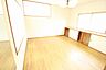 その他：明るい光が差し込むお部屋。作り付けの収納もあり、すっきりと暮らせます。趣味の部屋や書斎としてもおすすめです。