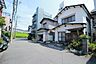その他：前面道路は広々としており、開放感があります。奥には鮮やかな緑が広がり、自然を感じられる住環境です。