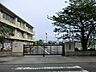 周辺：藤沢市立鵠洋小学校 徒歩10分。広々とした校庭や落ち着いた雰囲気の校舎が魅力の小学校。友達と楽しく過ごす日々の中で、学びと心の成長が自然と育まれていきます。 800m