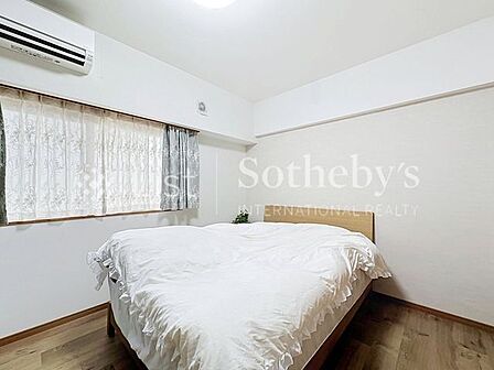 ◆居室◆落ち着いた色味のフローリングや建具になりくつろぎの居室になります！広さもありますのでご夫婦の主寝室としてお使いいただくのもオススメになります！