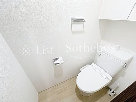 ◆トイレ◆スタイリッシュな清潔感のあるシャワートイレ仕様になります！収納棚もしっかりあるのでトイレットペーパーも切らさず収納しておく事ができます！