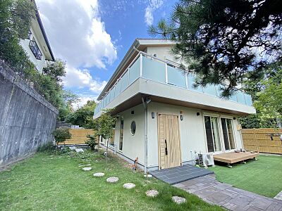 外観:広い青空と優しい緑の自然が映える注文住宅。お庭には池もあり落ち着いた雰囲気も感じていただけます♪ 外観:広い青空と優しい緑の自然が映える注文住宅。お庭には池もあり落ち着いた雰囲気も感じていただけます♪