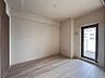 室内：窓からの光がお部屋の隅々まで行き届く明るい洋室です♪