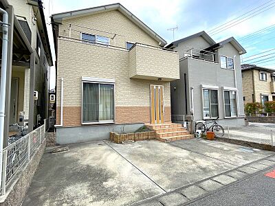 外観：南向きの日当り良好な中古戸建が登場！間口は広々約7.5ｍ！