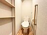 トイレ：トイレットペーパーや掃除用品などをすぐに取り出せる収納です。