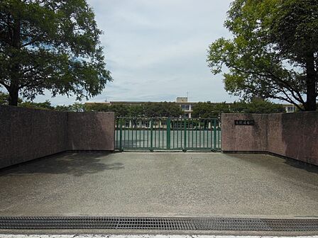 鶴城小学校まで 231m 徒歩約3分●【経営方針】つ な い で つ く る 鶴 小 の 教 育 ”全校児童の心をつなぎ、歌声の響く学校づくりに努めます。