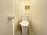 トイレ：トイレには快適な温水洗浄便座付き！