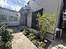 外観：玄関前には緑が植えられ、暮らしを彩ります。ガーデニングも楽しめそうですね♪