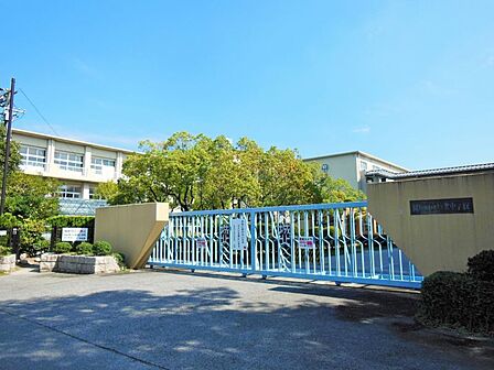 岡崎市立城北中学校　約1402m　徒歩約18分愛知県岡崎市の公立中学校。岡崎市城北町に位置する中学校。