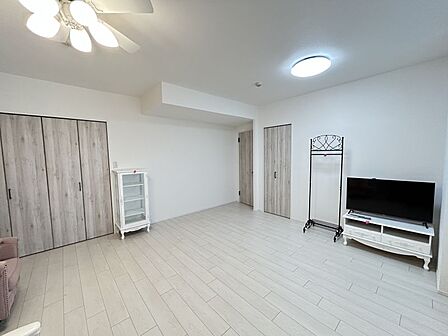 大容量の収納付きで、荷物が多くてもスッキリ整理可能。快適な暮らしをサポートします！