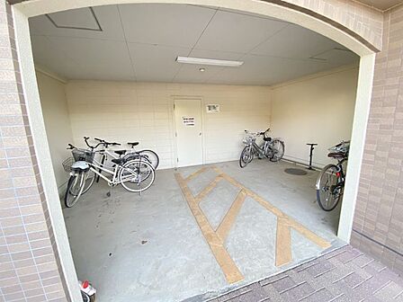 屋根付きの駐輪スペースで大切な自転車を雨などから守ります！