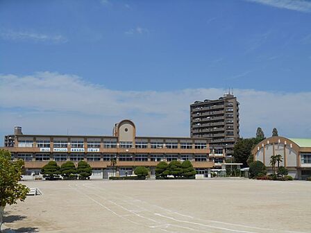 三島小学校まで1119m 徒歩約14分