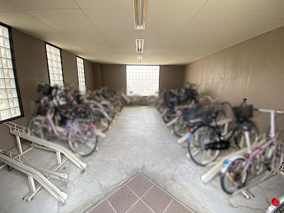 建物内に駐輪場...