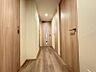 室内：優しい色合いのフローリングを採用！落ち着いた雰囲気のお部屋です！