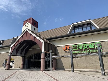 JR東海道線「三河安城駅」徒歩約2分(約177m)●JR東海道新幹線と在来線の東海道本線が乗り入れしています。駅構内にはASTY三河安城があり飲食店、居酒屋など数店舗が営業しています。