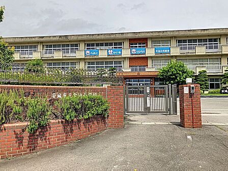 今池小学校まで 749m 徒歩約10分 安城市今池町にある公立小学校。1986年(昭和61年)に作野小学校より分離独立して安城市立今池小学校が開校した。