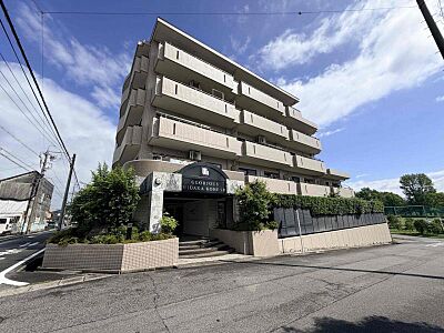 外観：緑豊かな日高公園目の前の2LDKマンション！5階建ての3階部分に位置し、陽当たり良好です