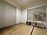 室内：リビング横の和室はお子さまの遊び場や来客時の客間としても便利♪※一部CG加工により残置物を除去しています。