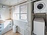 子供部屋：【プラン例】衣類を脱いだら洗濯機に入れて、隣の浴室へ。洗った衣類は南の窓から光そそぐ室内に干し、乾いたらここに収納できる。